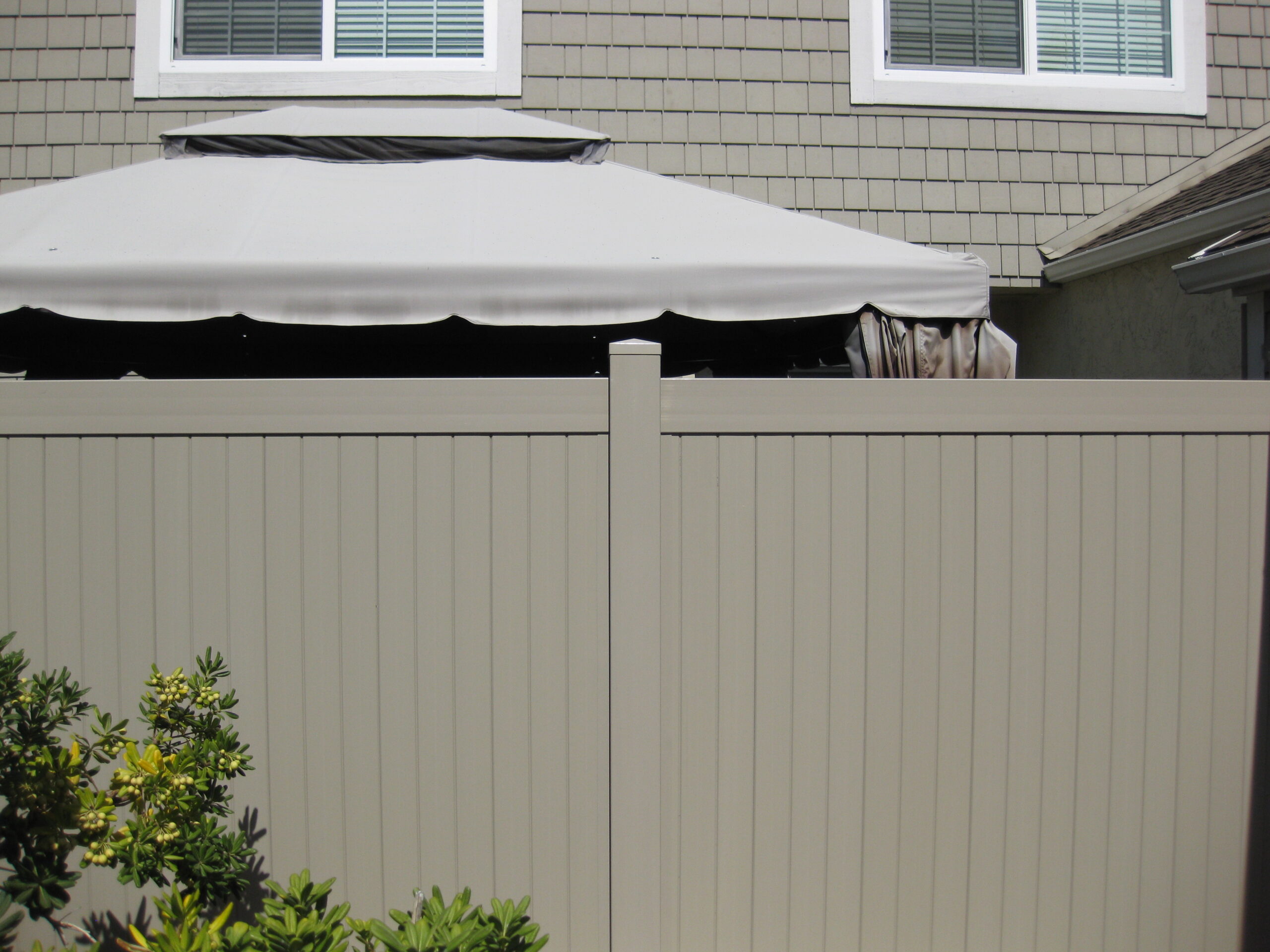 Clay vinyl privacy fence by Alpine Fence Company.