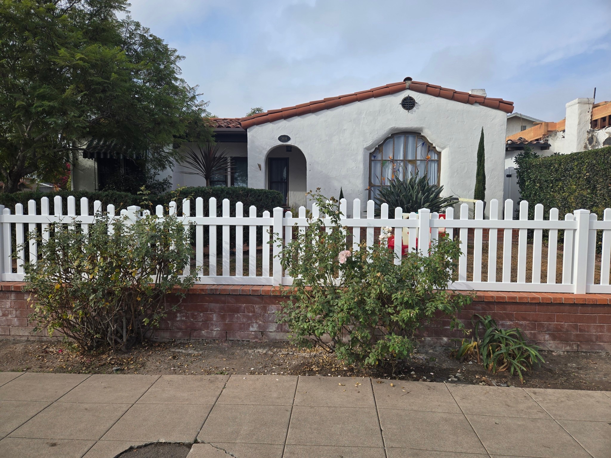 Arched vinyl picket fence by Alpine Fence Company.