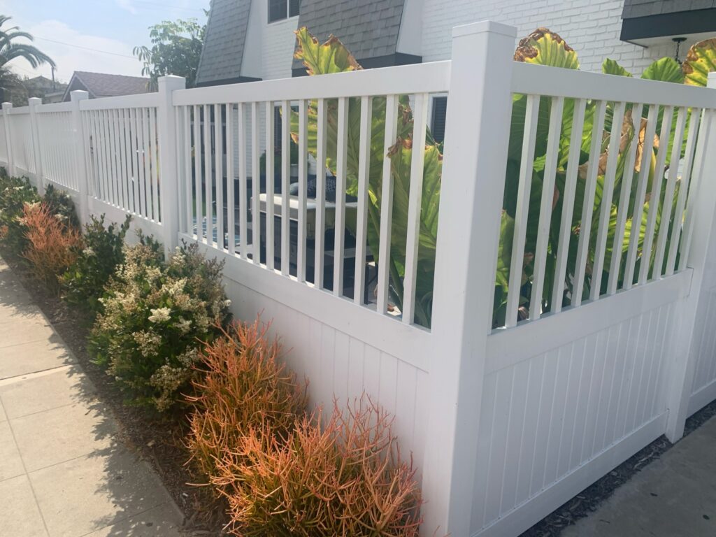 Privacy vinyl fence with universal top by Alpine Fence Company.